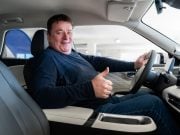 Navštívil autosalón v Nitre a vyhral úplne nový elektromobil muž za volantom