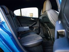 Toto auto sa predávalo 27 rokov, teraz nepochopiteľne končí zadné sedadlá Ford Focus ST