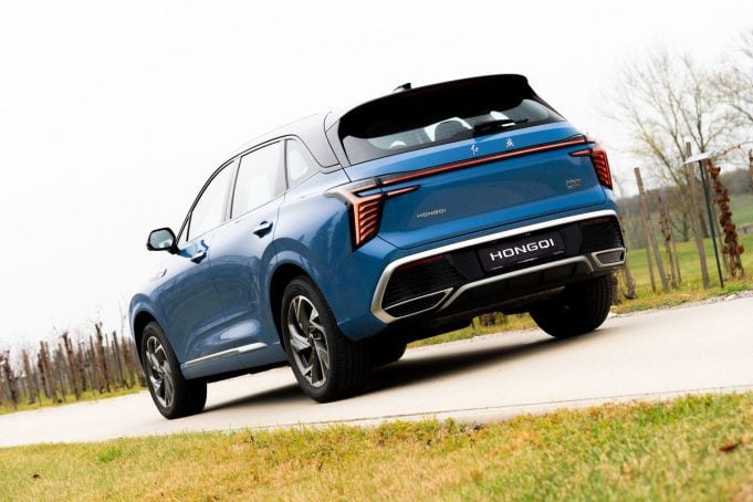 Dizajn z pera tvorcu Rolls-Royce a miesta habadej za 34 000 €. Toto SUV môže prilákať masy Hongqi HS3