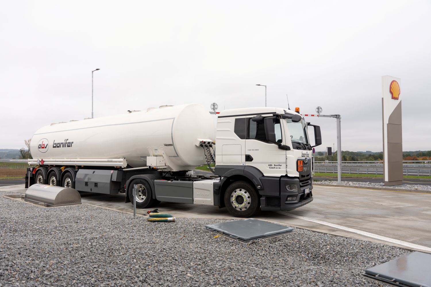 Príjazd cisterny na čerpaciu stanicu