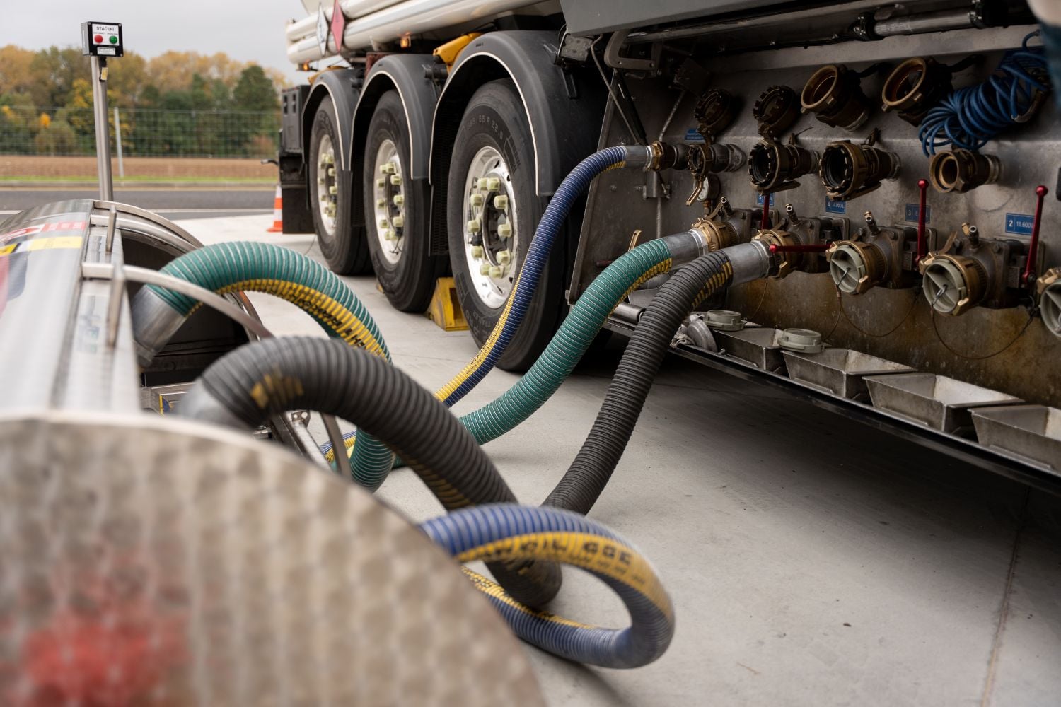 Pripojené hadice medzi cisternou a zásobníkmi – bezpečný a riadenýprenos paliva na čerpacej stanici Shell.