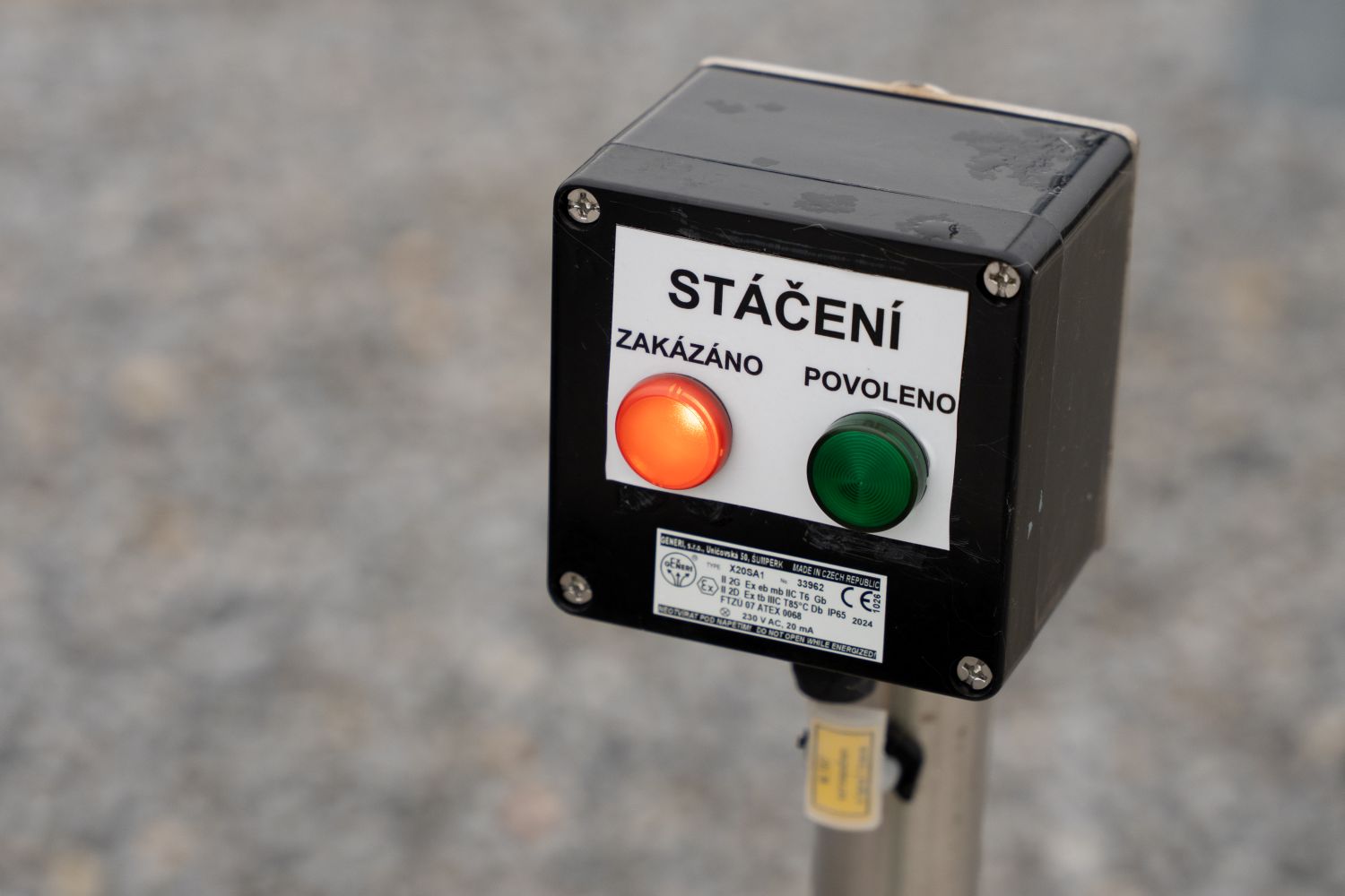 Signalizačné zariadenie a kontrolné prvky pred spustením stáčania na čerpacej stanici Shell