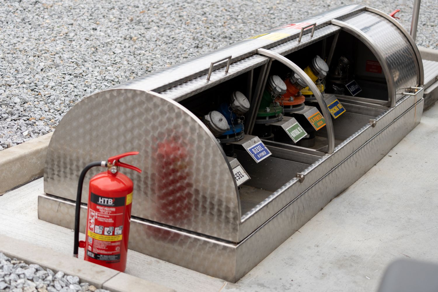 Označené plniace hrdlá pre jednotlivé druhy paliva na čerpacej stanici Shell