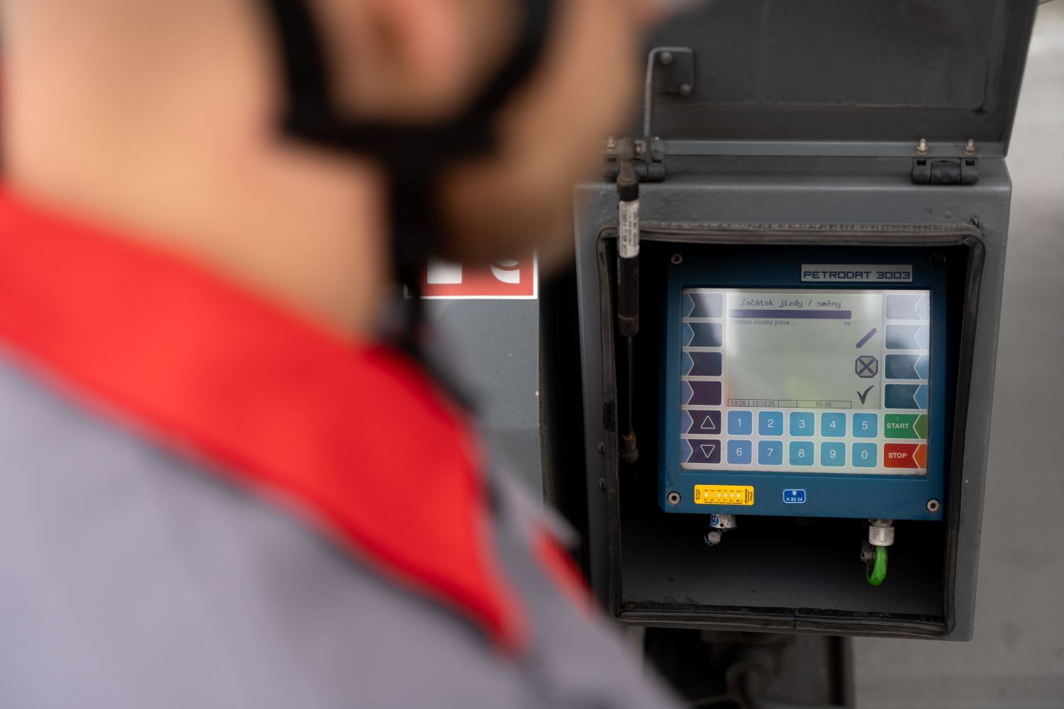 Digitálny ovládací panel pre otváranie/zatváranie výpustných ventilov a monitoring stáčania