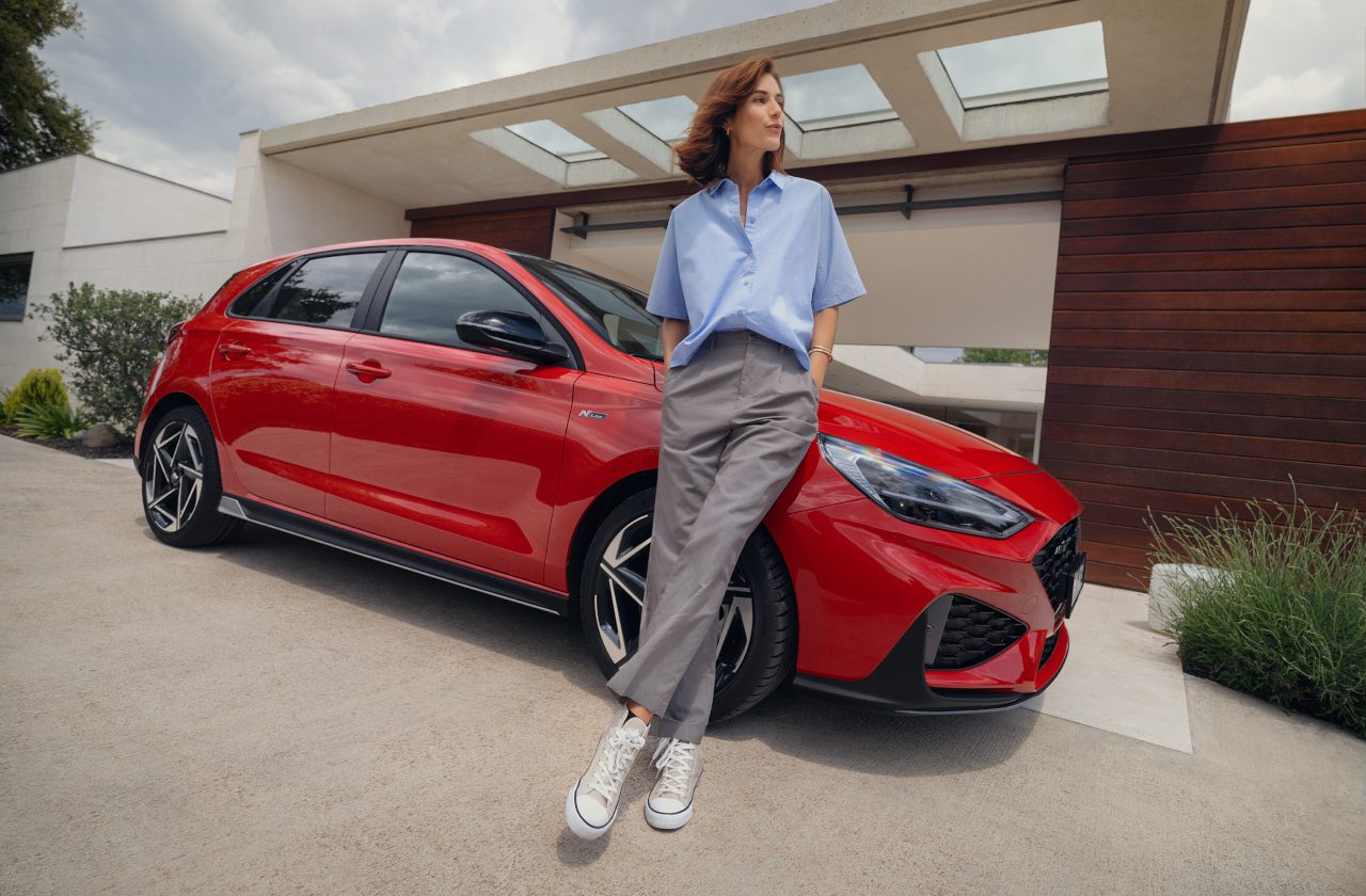 žena sa opiera o vozidlo Hyundai i30