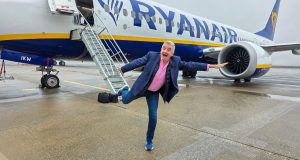 šéf spoločnosti Ryanair Michael O′Leary stojí pred lietadlom