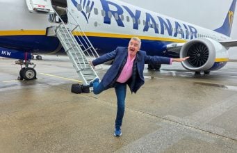 šéf spoločnosti Ryanair Michael O′Leary stojí pred lietadlom