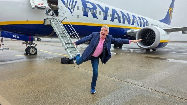 šéf spoločnosti Ryanair Michael O′Leary stojí pred lietadlom