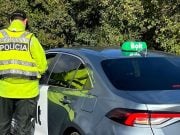 policajt kontroluje vodiča taxislužby