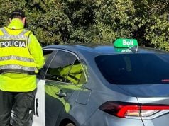 policajt kontroluje vodiča taxislužby