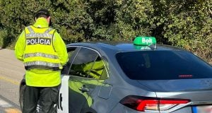 policajt kontroluje vodiča taxislužby