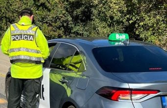 Polícia si posvietila na taxikárov. Už prvý deň odhalila desiatky porušení policajt kontroluje vodiča taxislužby