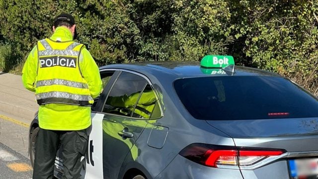 policajt kontroluje vodiča taxislužby