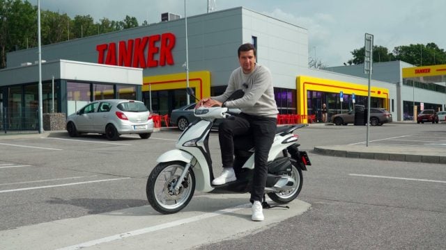 skúter_tanker_1 skúter na čerpacej stanici Tanker