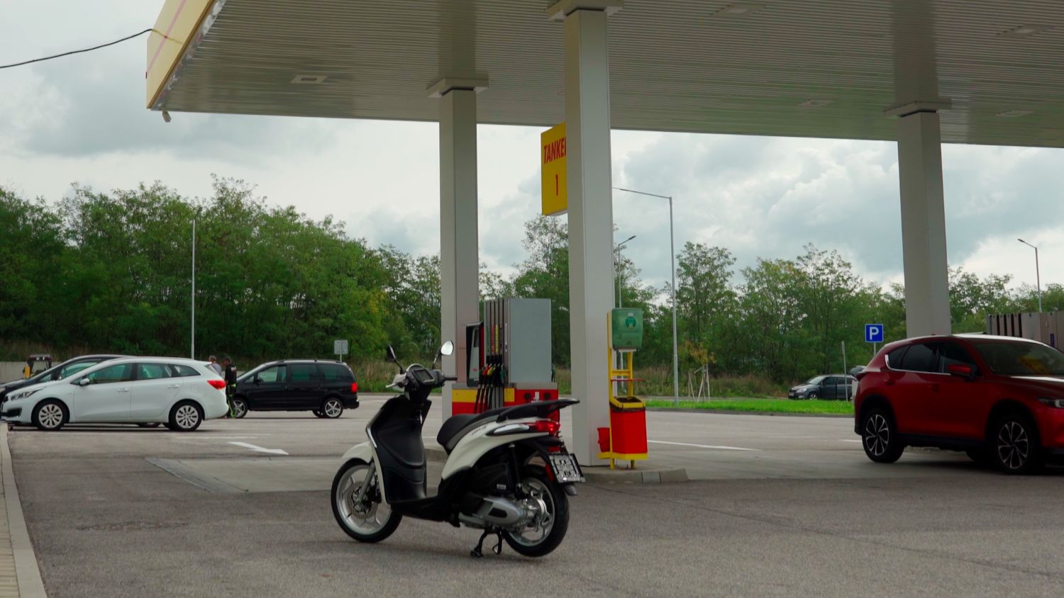 skúter na čerpacej stanici TANKER