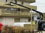 Muž si vo Viedni vyložil Ferrari na balkón bytovky, naštval úrady