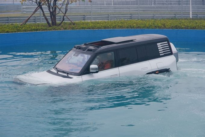 Jazdili sme s najluxusnejším čínskym SUV. V hlbokej vode dokáže plávať BYD Yangwang U8