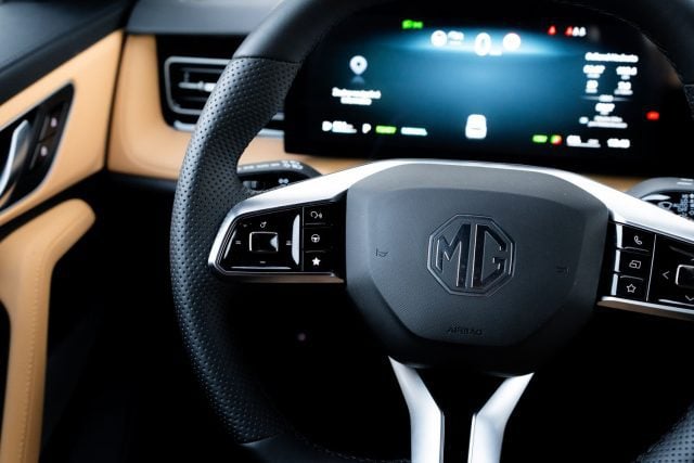 MG_HS_Hybrid_14 logo MG na volante