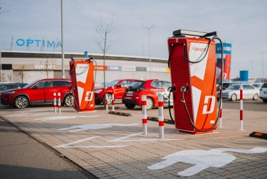 nabíjací hub ZSE Drive v Košiciach pri OC Optima