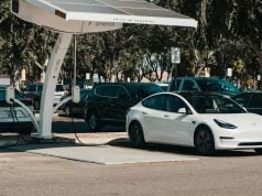 V novembri sa po celom svete predali 2 milióny elektrických áut elektromobily na nabíjacej stanici