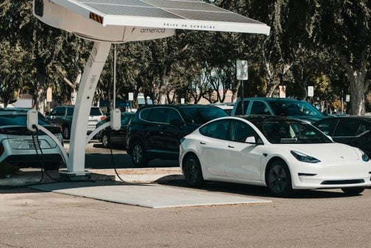 elektromobily na nabíjacej stanici