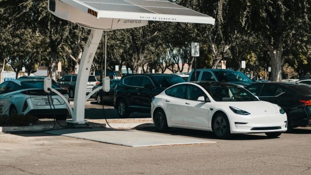 elektromobily elektromobily na nabíjacej stanici