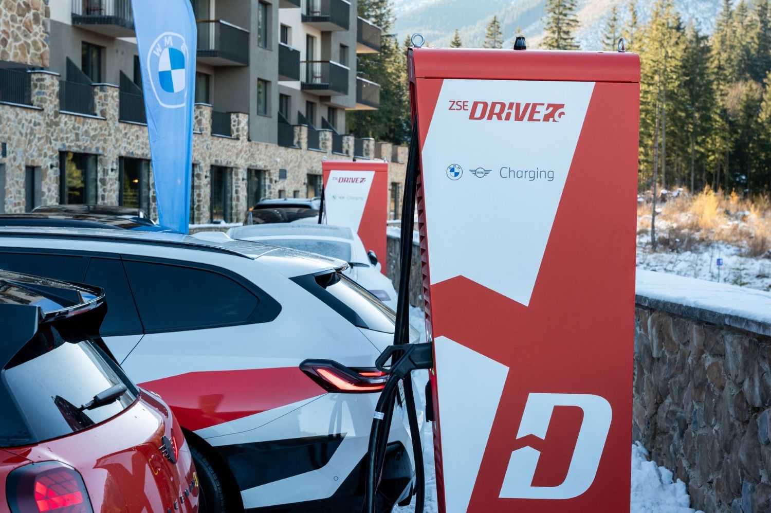 elektromobil na nabíjacej stanici ZSE Drive v stredisku Jasná