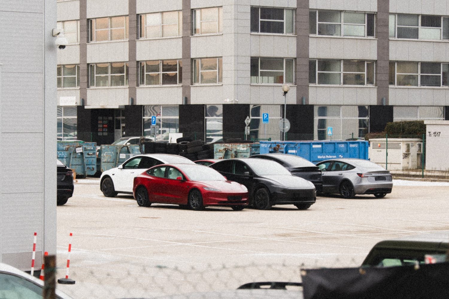 vozidlá značky Tesla stojace na parkovisku