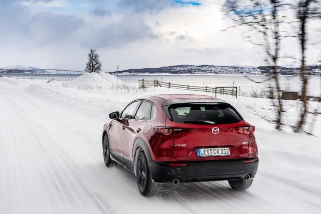 Mazda_CX30_sneh_1