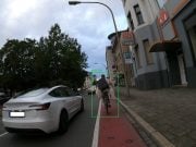 Nový asistent pomáha vodičom udržiavať bezpečnú vzdialenosť od cyklistov BikeDetect