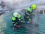 hasiči pri zásahu na streche