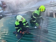 hasiči pri zásahu na streche