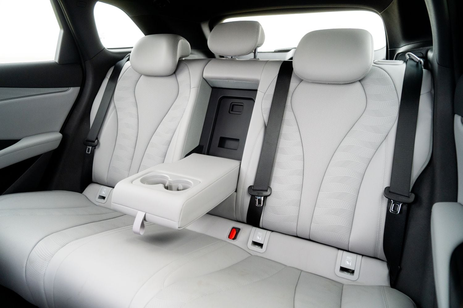 zadné sedadlá s lakťovou opierkou