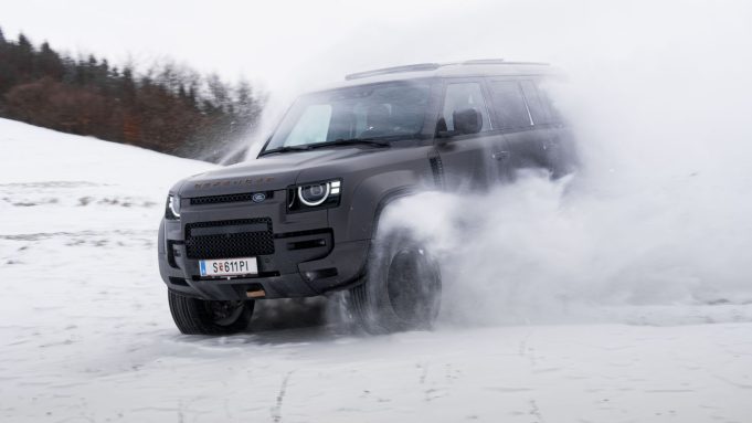 Šejkovia a elitní športovci hľadajú na mape Slovensko, dôvod až tak neprekvapí Land Rover Defender OCTA