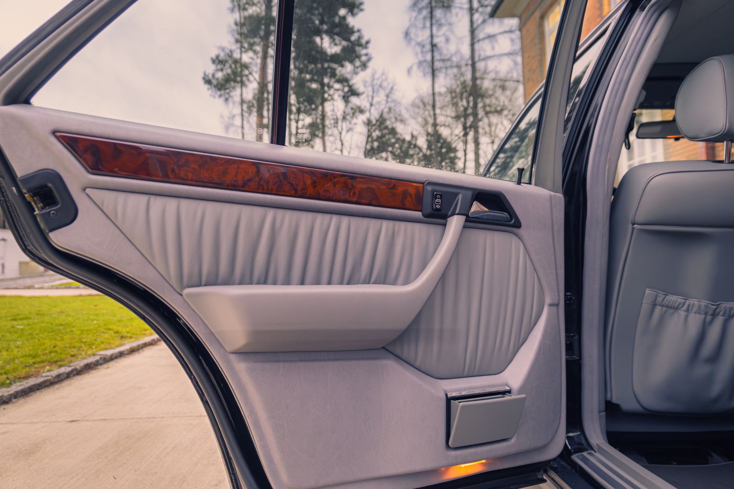 Mercedes-Benz E400 W124