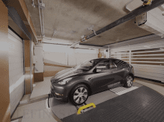 Táto rezidenčná garáž automaticky parkuje a nabíja elektromobily
