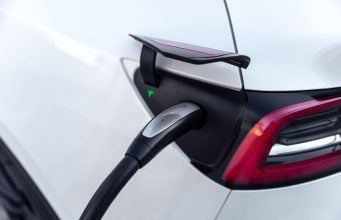 Tisíc elektromobilov s viac ako 240 000 km, čo ukázali ich batérie Tesla nabíjanie elektromobilu