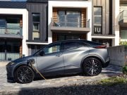 Elektromobil Toyota na nabíjacej stanici