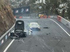 Šialená nehoda v Bathurste, líder pretekov štvornožky opúšťal trať