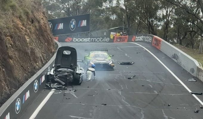 Šialená nehoda v Bathurste, líder pretekov štvornožky opúšťal trať