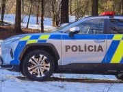 Falošní predajcovia áut skončili v putách. Ľudí obrali o státisíce eur policajné vozidlo