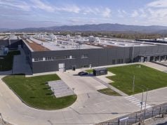 Pozrite sa, ako sa v Hornej Strede vyrábajú batérie pre Cayenne