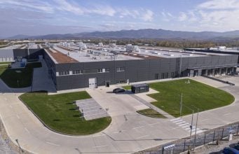 Pozrite sa, ako sa v Hornej Strede vyrábajú batérie pre Cayenne