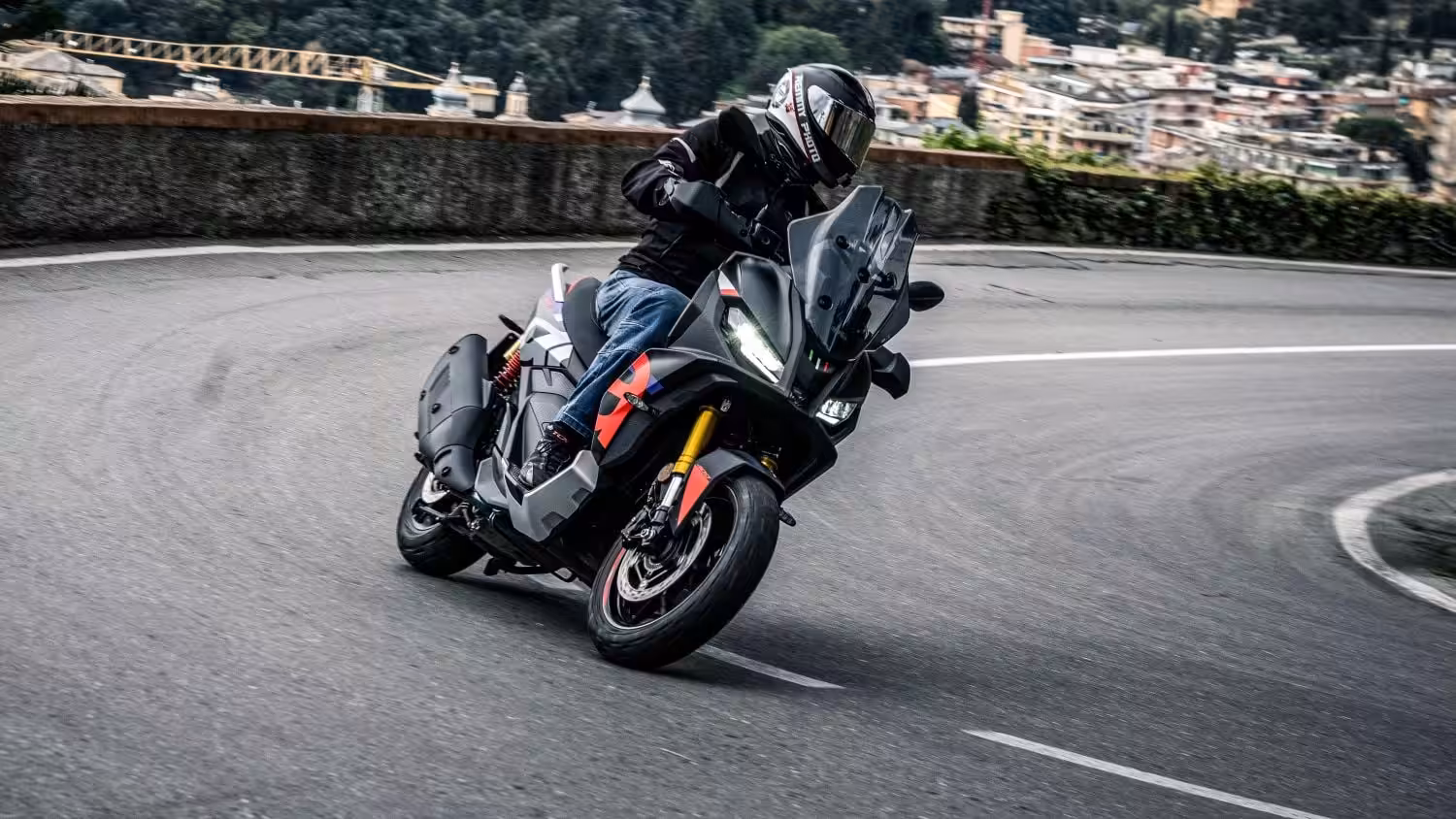 Aprilia SR GT 400