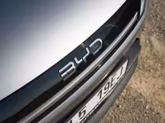 BYD skúma ponorené chladenie batérií. Nový patent odhaľuje dvojkomorovú konštrukciu