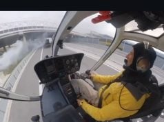 Svetoznámy kaskadér preletel s helikoptérou popod most na diaľnici pri Žiline Fred North v helikoptére