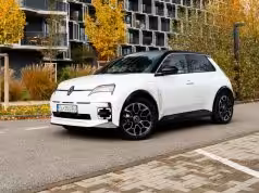 Milujete tenis? Renault 5 Roland Garros vás posadí do prvého radu Renault 5 E-Tech Roland Garros