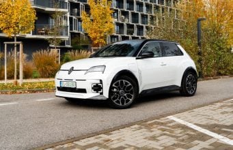 Milujete tenis? Renault 5 Roland Garros vás posadí do prvého radu Renault 5 E-Tech Roland Garros