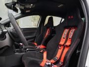 Štvorbodové pásy, rúra namiesto sedačiek. Tento hatch mi nahnal husiu kožu už pri nastupovaní Renault Megane R.S. Trophy-R