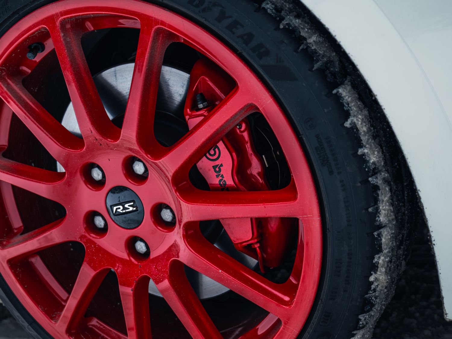 červený zliatinový disk kolesa s brzdami Brembo na vozidle Renault Mégane RS Trophy-R